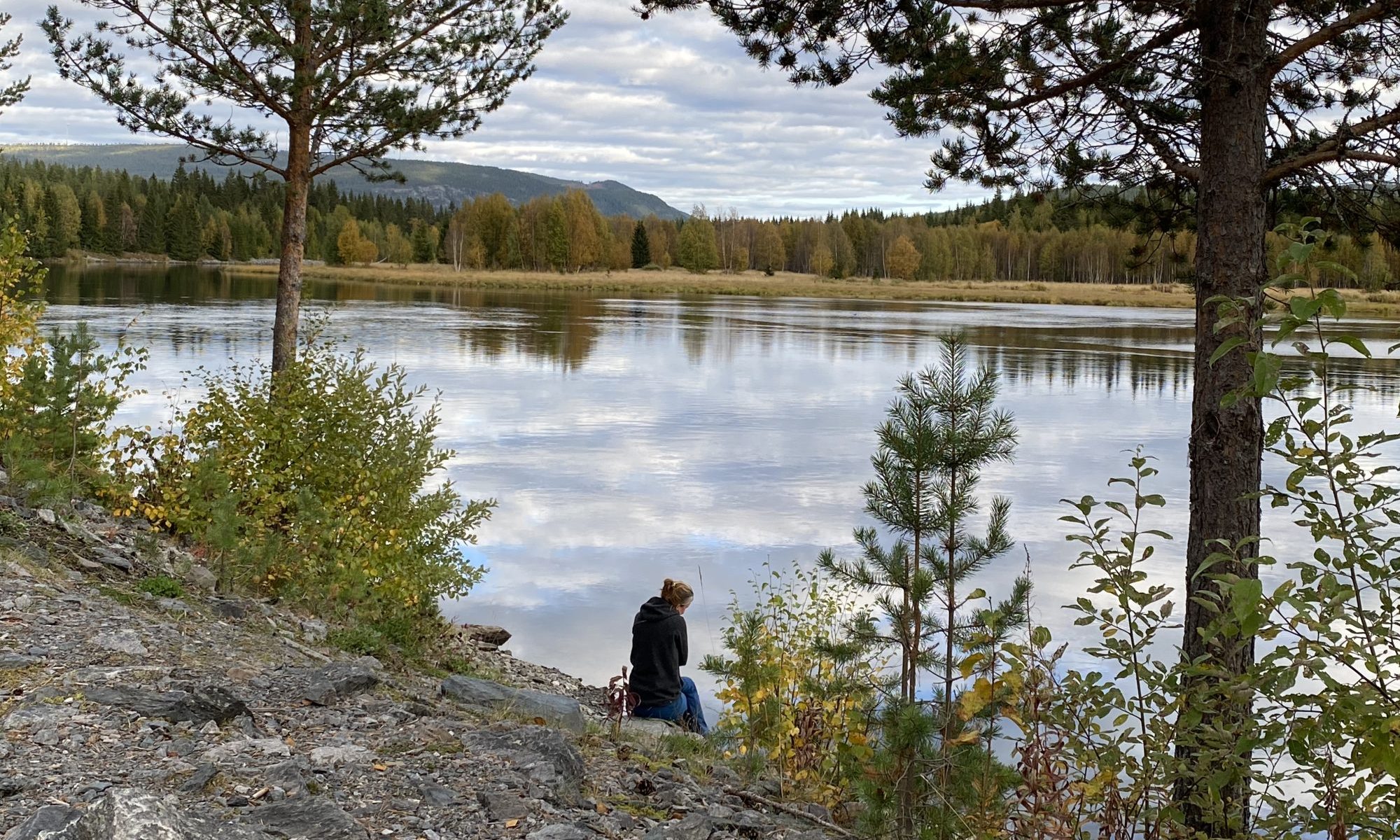 Insa Vogt sitzend am See